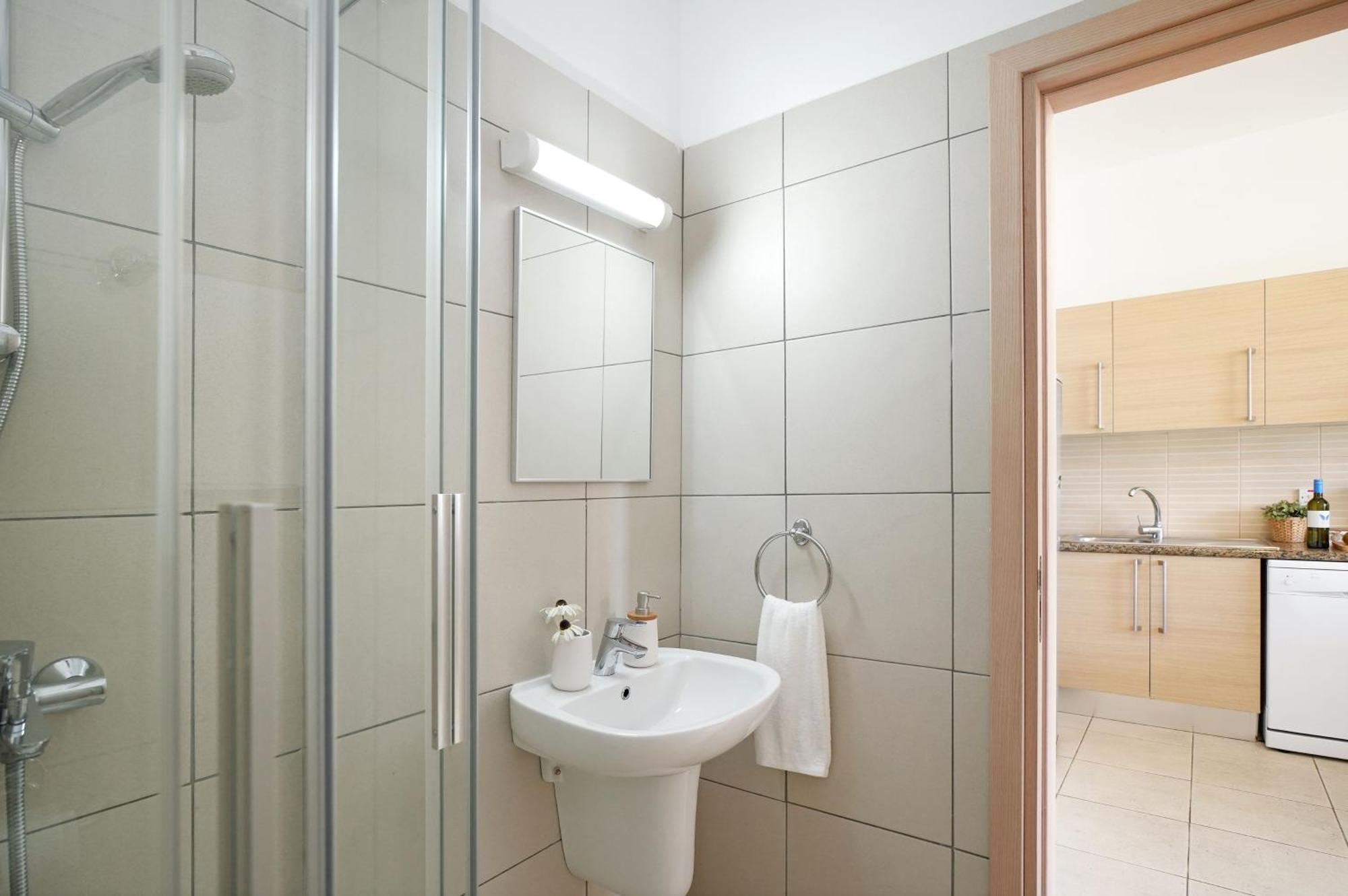 Meryl - Coralli Beachfront Apartment Protaras Buitenkant foto