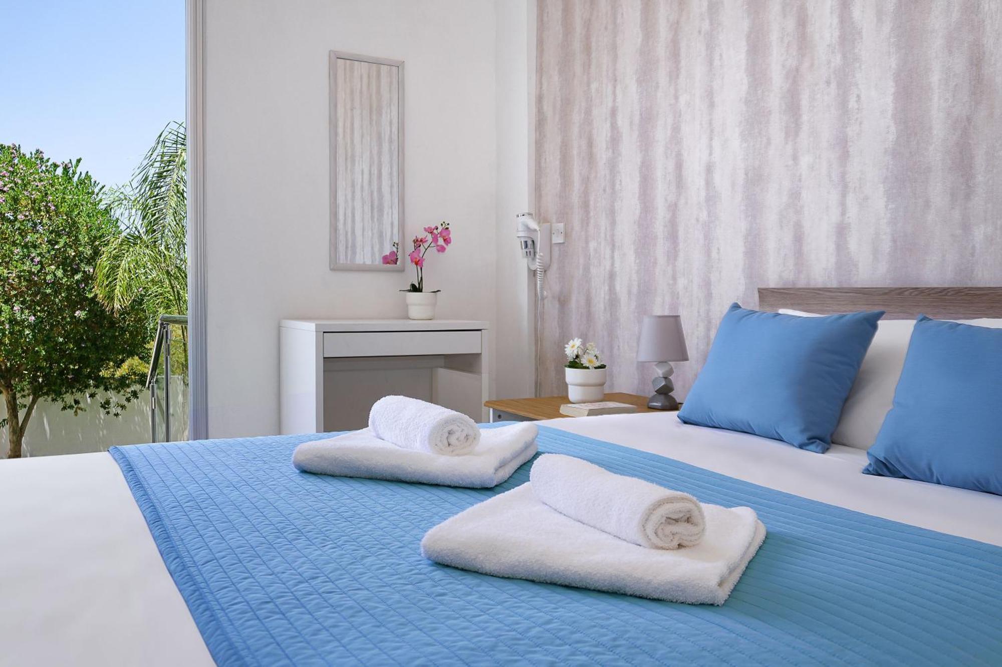 Meryl - Coralli Beachfront Apartment Protaras Buitenkant foto