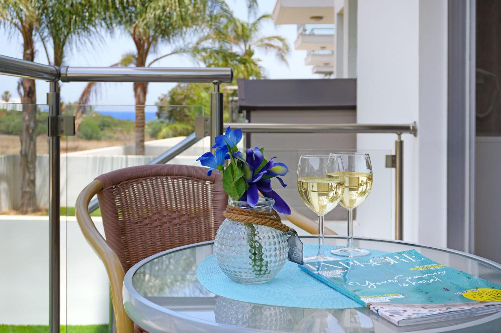 Meryl - Coralli Beachfront Apartment Protaras Buitenkant foto
