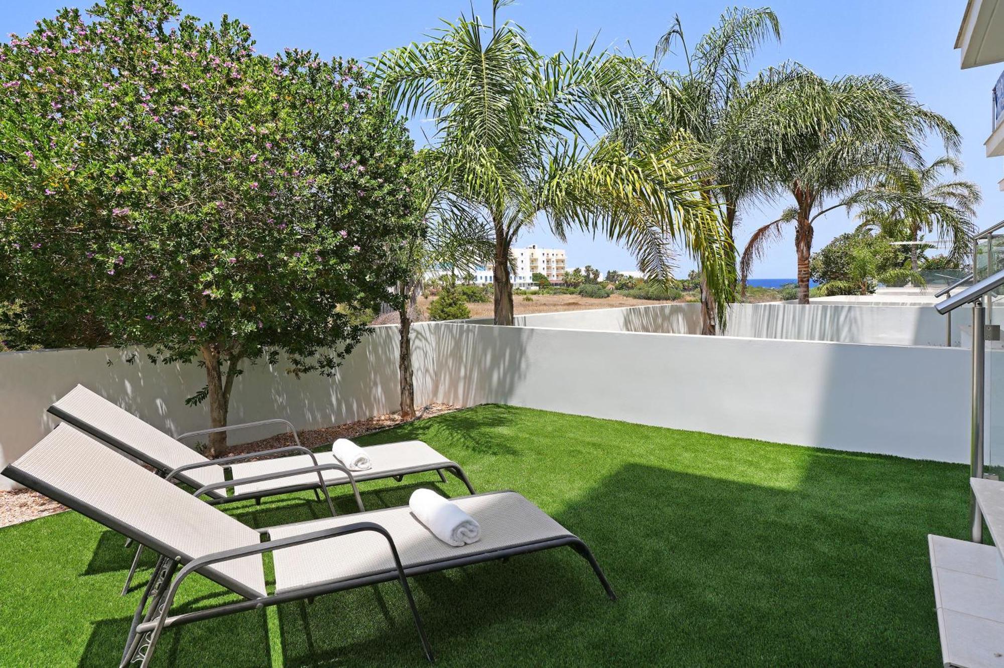 Meryl - Coralli Beachfront Apartment Protaras Buitenkant foto